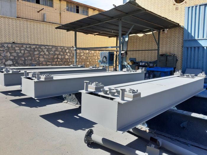 قطعات سازه‌ای باسکول در محوطه کارخانه