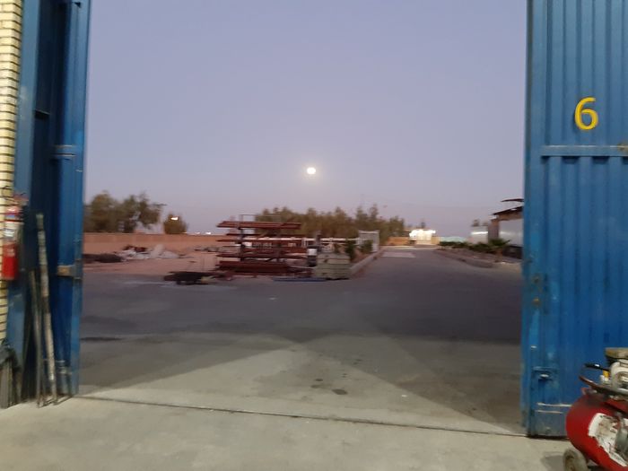 ورودی سالن صنعتی و محوطه کارخانه